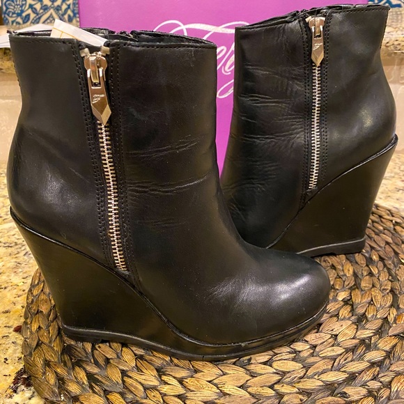 Fergie Caution, Cambridge black leather platform boots